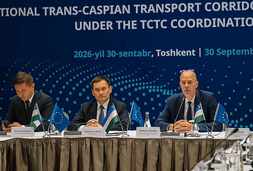 Le ministre des Transports Ilkhom Makhkamov et Pēteris Ustubs, directeur général pour l'Asie et le Pacifique, INTPA