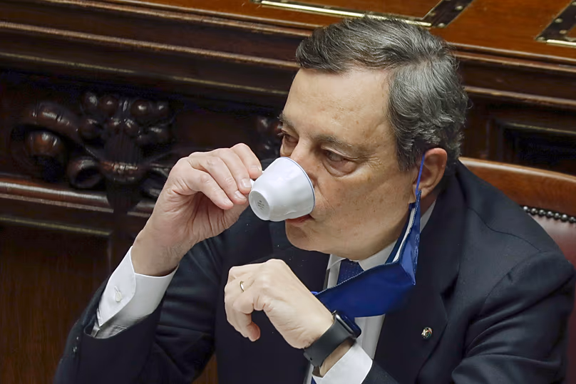 L'ancien Premier ministre italien et président de la BCE, Mario Draghi, sirote un expresso lors d'une pause dans les débats à la Chambre des députés (18 février 2021)