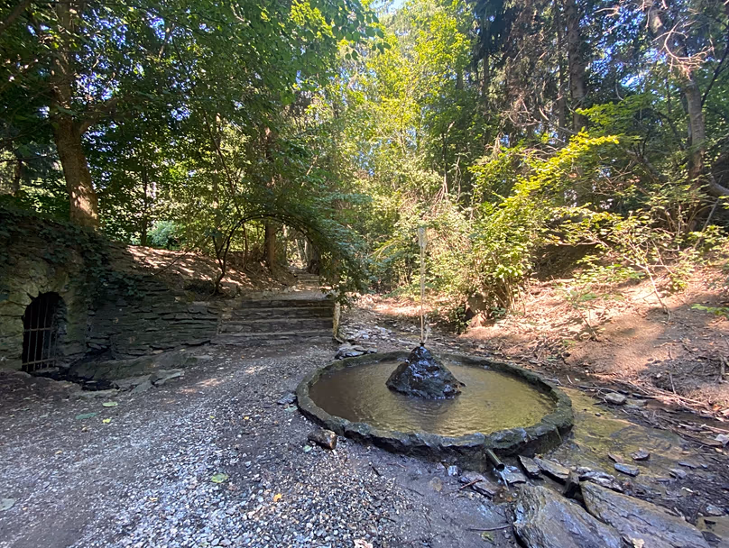 Un puits sur le Springs Trail près de Velem, Hongrie