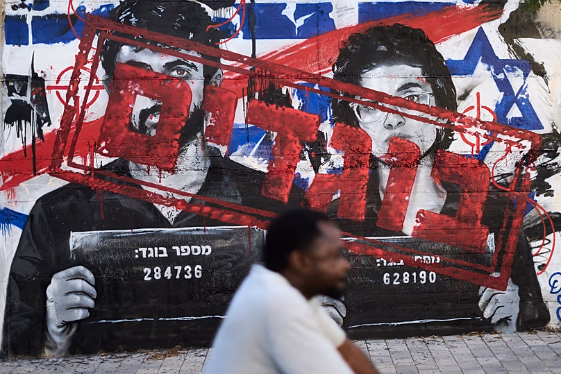 Graffiti montrant les réalisateurs Rachel Szor et Yuval Abraham avec l