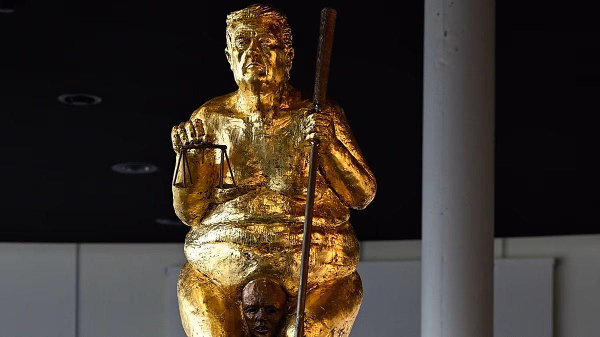 « La peste orange » : une statue nue de Trump exposée au Parlement européen à Strasbourg