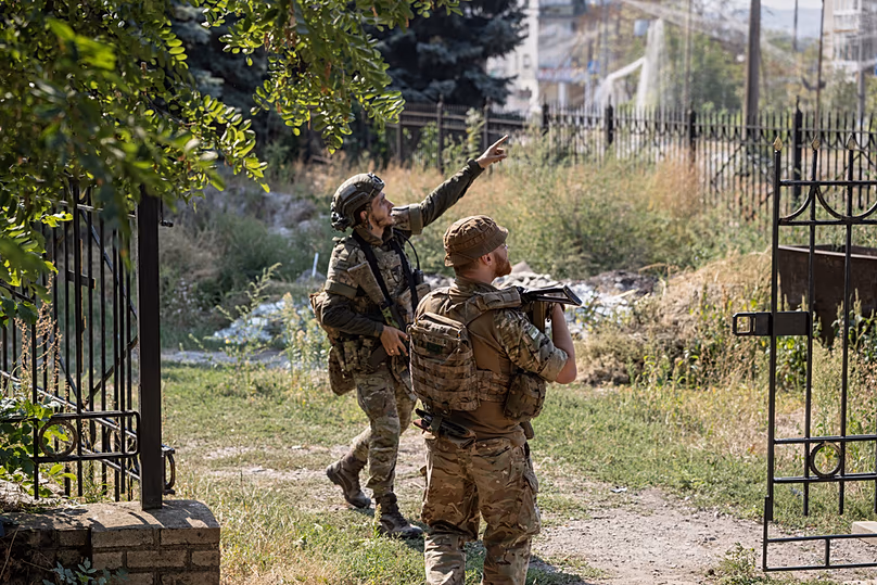 Des militaires ukrainiens observent un drone à vue à la première personne (FPV) à Druzhkivka, le 12 septembre 2026.