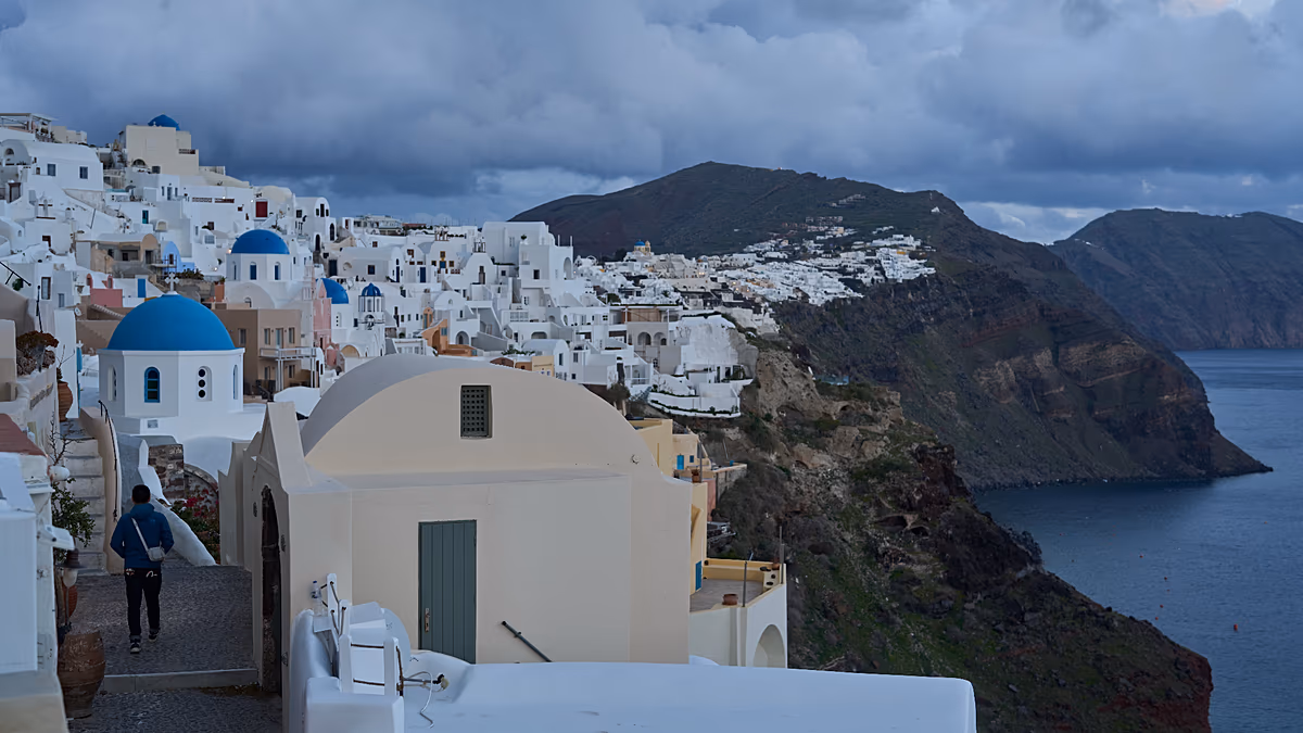 Santorin : Vin, gastronomie et expériences uniques au-delà des célèbres couchers de soleil