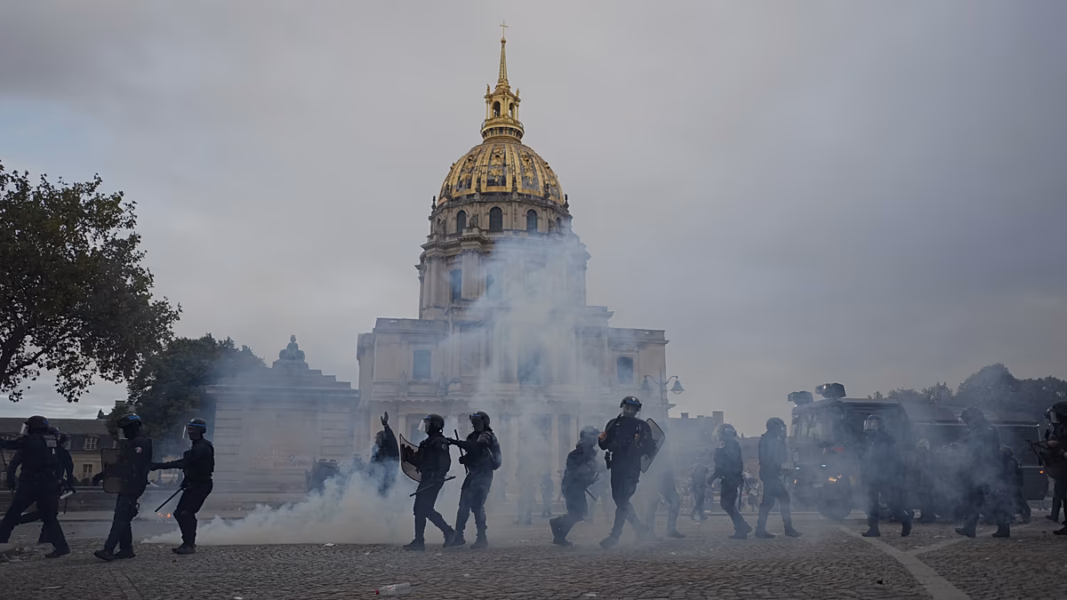 Violences à Paris alors que des dizaines de milliers de personnes participent à des manifestations étudiantes à travers la France