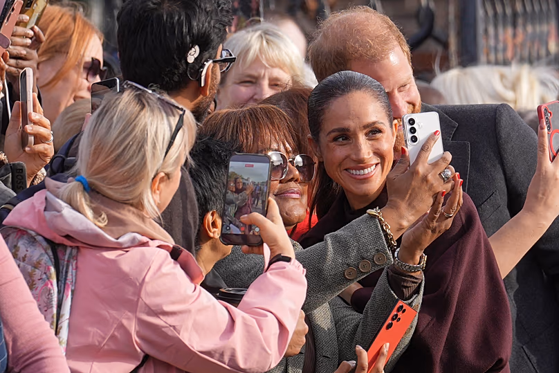 Le prince britannique Harry et Meghan rencontrent des membres du public lors d'une visite au Community Recording Studio à Nottingham, le 15 octobre 2026.
