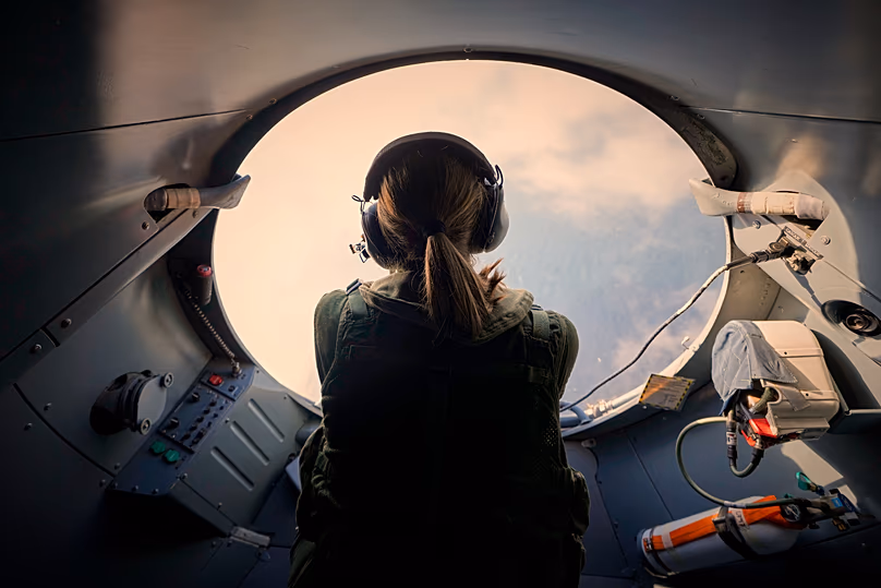 Un membre d'équipage d'un avion de chasse sous-marin de la Marine française survolant la mer Noire, le 9 avril 2025.