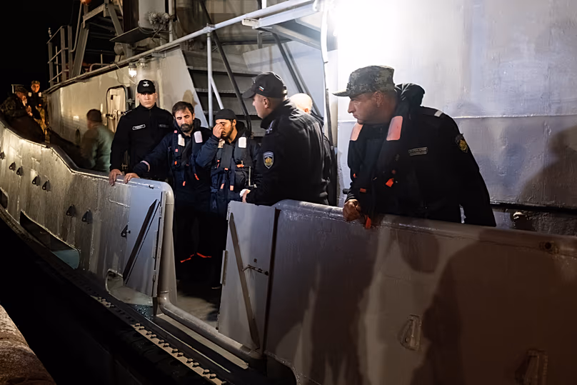 Quatre des marins sauvés du HS Dignity vus sur un remorqueur de sauvetage de la marine bulgare en route vers le port de Varna, le 13 octobre 2026