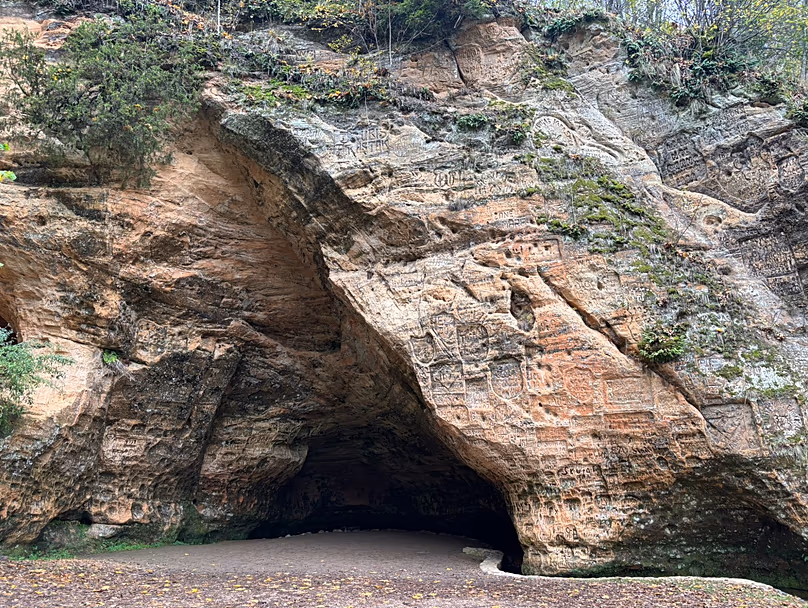 La grotte de Gutman est la plus grande des pays baltes et est associée à la légende de la « rose de Turaida ».