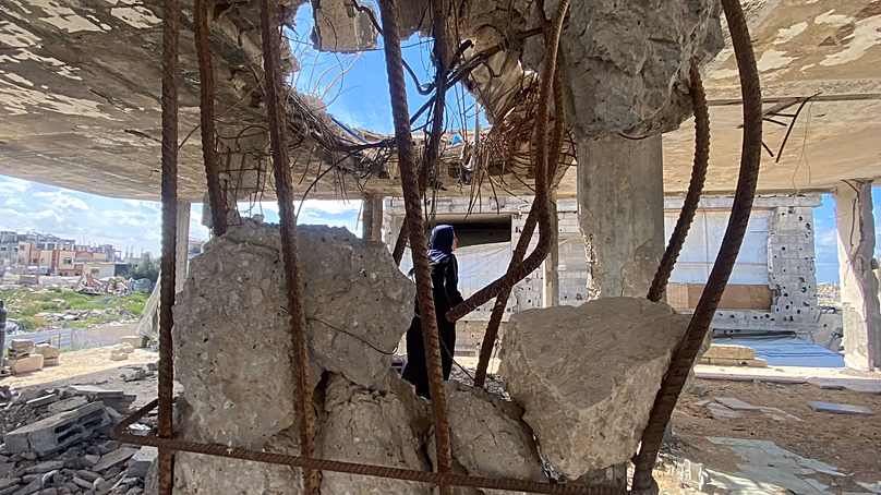 Mariam Abu Hazein, une Palestinienne, sur les décombres de sa maison à Al-Mughraqa, à l'ouest de la ville de Gaza