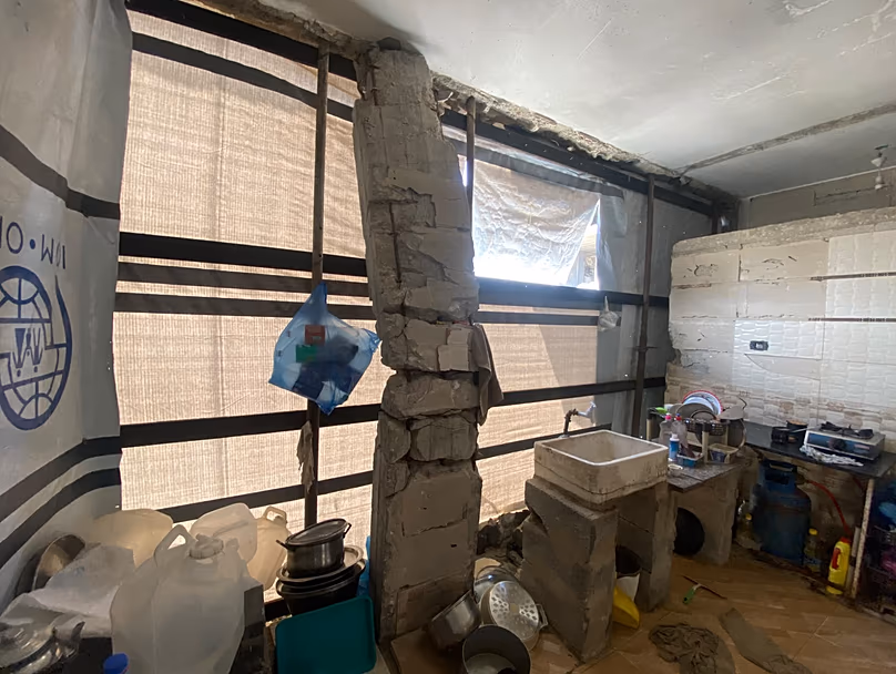 Une pièce à l'intérieur d'une maison endommagée par les bombardements israéliens, Al-Mughraqa, à l'ouest de la ville de Gaza