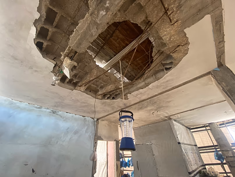 Signes de destruction dans un appartement à Deir al-Balah, au centre de la bande de Gaza