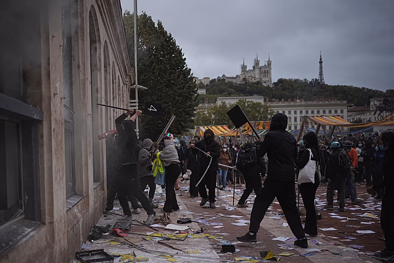 Des manifestants attaquent un office de tourisme lors d'une manifestation contre la hausse du coût de la vie, se joignant aux doléances des étudiants, à Lyon, France, le samedi 17 octobre 2026.
