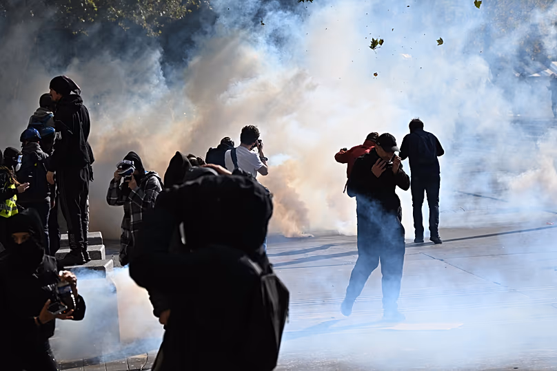 Des manifestants affrontent la police lors d'une manifestation contre la hausse du coût de la vie, se joignant aux doléances des étudiants, à Paris, le samedi 17 octobre 2026