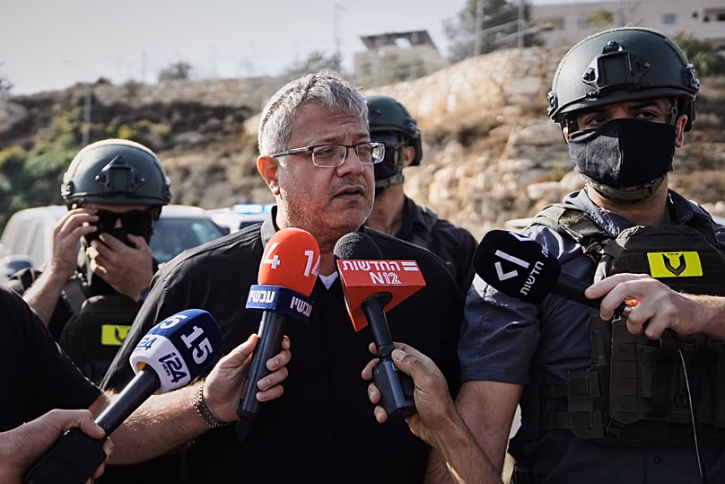 Le ministre israélien de la Sécurité nationale, Itamar Ben-Gvir, s'adresse aux médias sur les lieux d'une fusillade près d'Hébron 