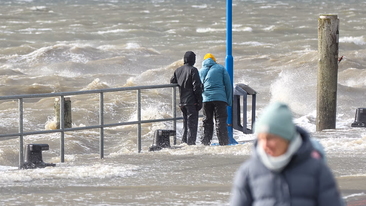 Des tempêtes frappent le nord de l'Europe, coupant l'électricité à plus de 150 000 foyers et perturbant les transports routiers et aériens.