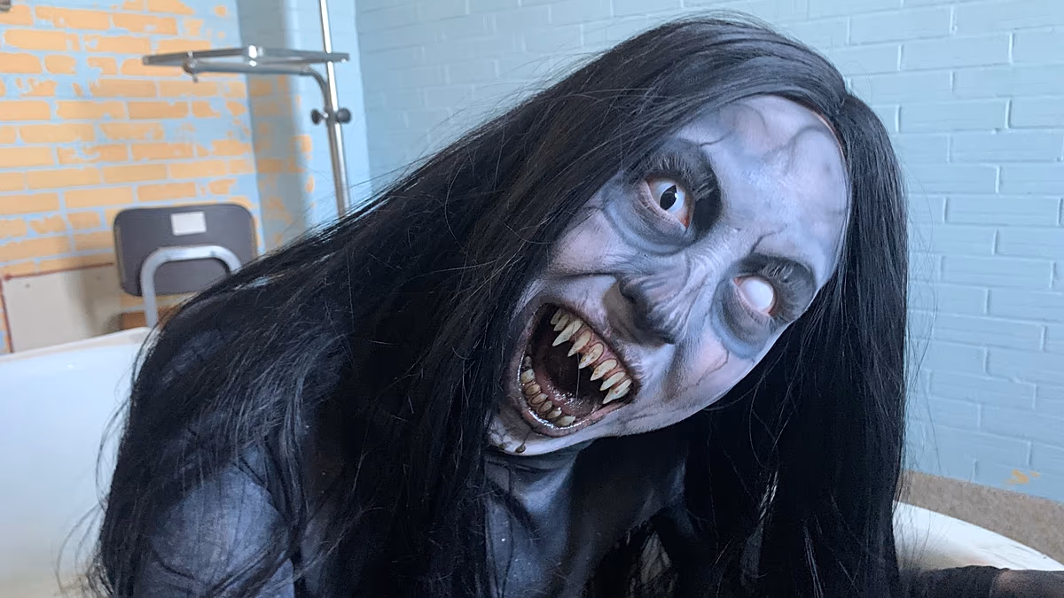 Salons funéraires, morgues et salles d'autopsie : les fans d'Halloween recherchent la « vraie » chose lors de visites paranormales