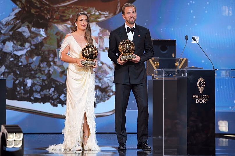 Le footballeur anglais Harry Kane et l'Espagnole Alexia Putellas reçoivent le prix du joueur de l'année lors de la cérémonie du Ballon d'Or.