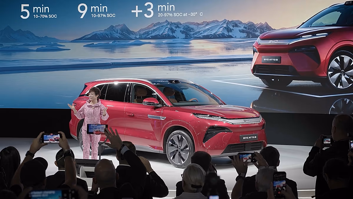 De nouvelles marques chinoises attisent la curiosité au Mondial de l'Auto à Paris