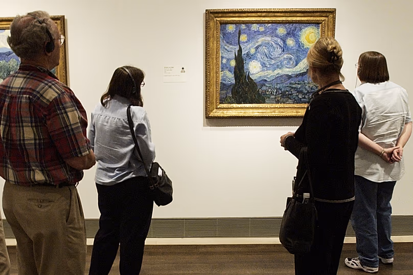Les visiteurs du Musée des Beaux-Arts de Houston voient le tableau de Vincent van Gogh, "La nuit étoilée," le 17 octobre 2003.