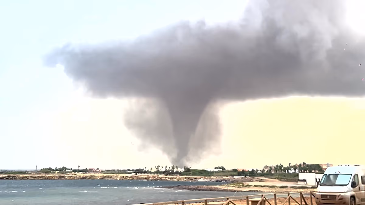 Des tornades balayent la Sicile, laissant des voitures renversées et des bâtiments endommagés