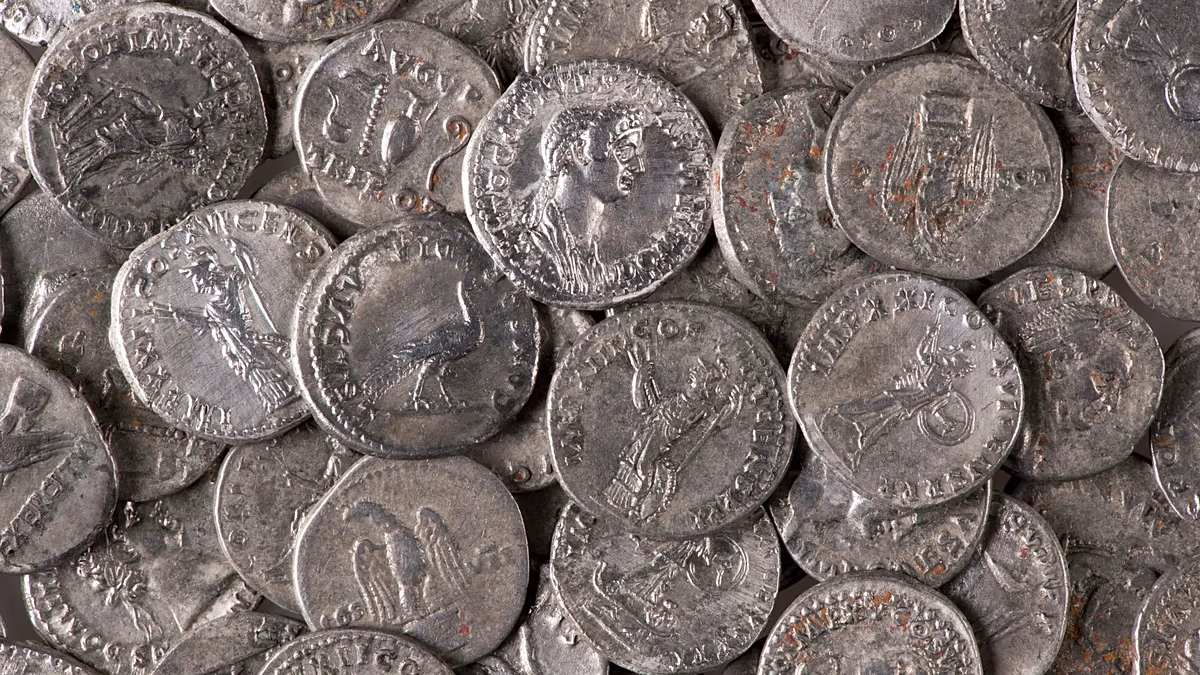 Détectives Denarii : le mystère entoure la découverte du plus grand trésor de pièces romaines d'Allemagne