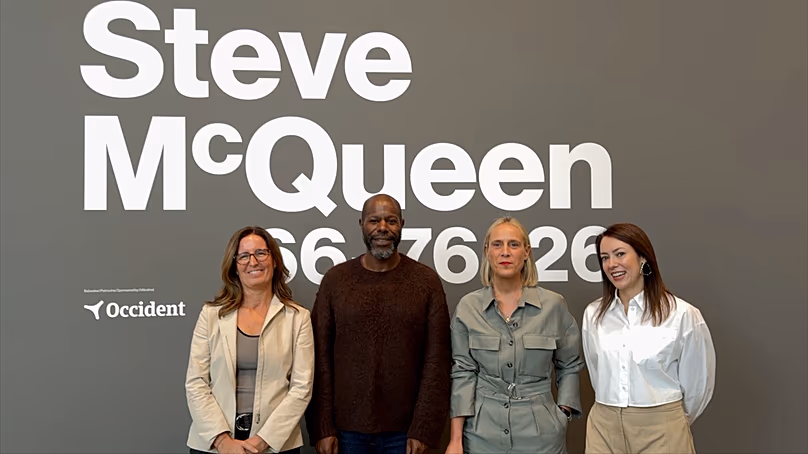 Steve McQueen avec la conservatrice Lekha Hileman ; Miren Arzalluz, directrice du Musée Guggenheim Bilbao ; et un représentant du sponsor, Occident, 8.10.2026, Bilbao