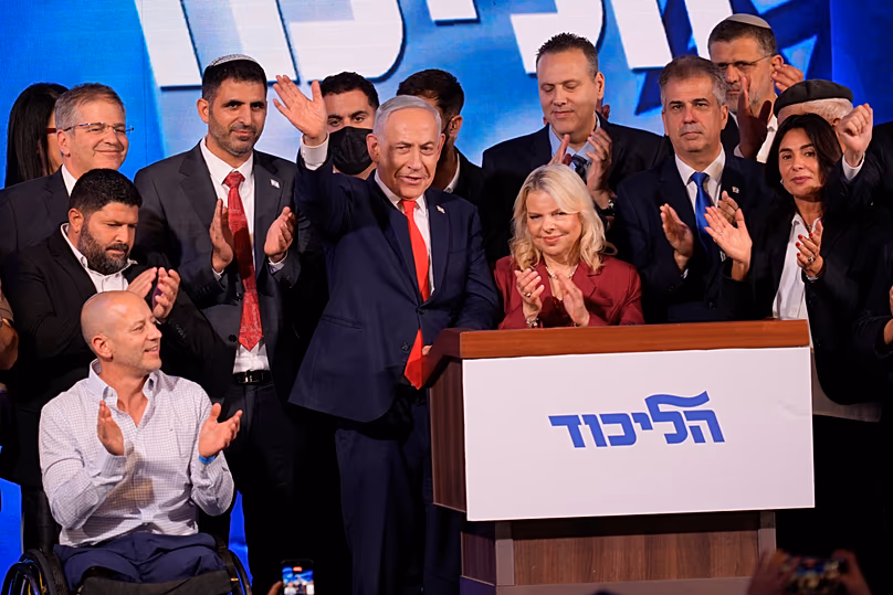 Le Premier ministre israélien Benjamin Netanyahu salue ses partisans après la publication des premiers résultats des élections générales en Israël, le mercredi 28 octobre 2026. 
