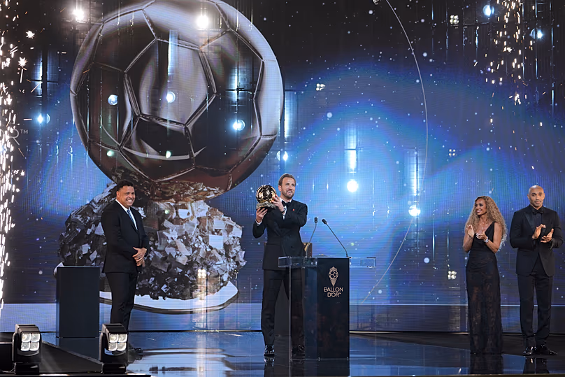 Le footballeur anglais Harry Kane reçoit le prix du joueur masculin de l'année lors de la cérémonie du ballon d'Or au London Palladium Theatre de Londres.