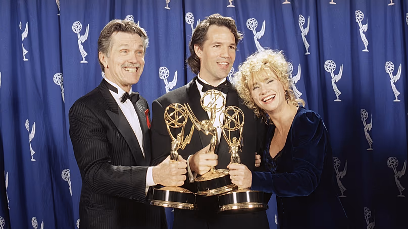 DOSSIER : De gauche à droite, Tom Skerritt, avec le créateur de « Picket Fences » David E. Kelley et Kathy Baker après avoir remporté le prix de la meilleure série dramatique aux 45e Emmy Awards en Californie, le 19 septembre 1993.