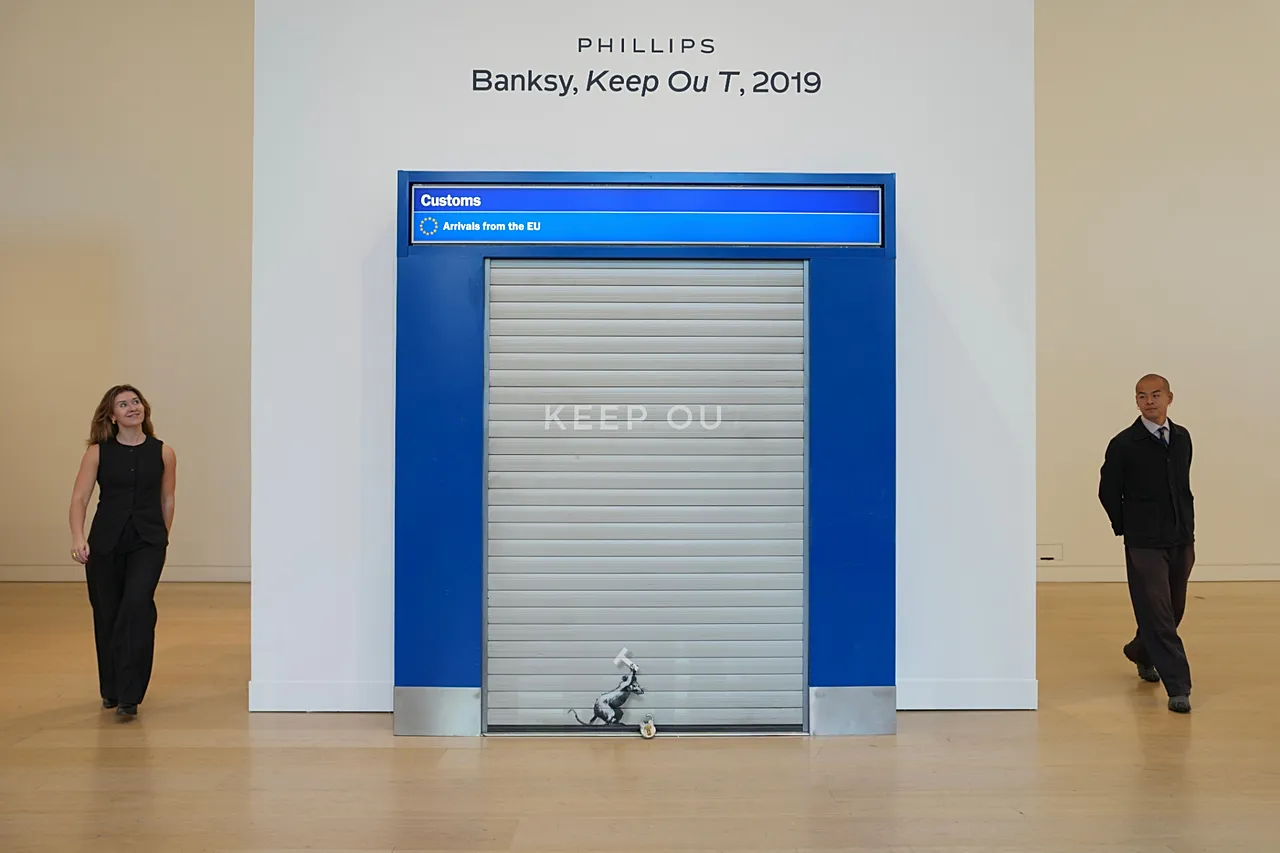 L'œuvre de Banksy "Restez à l'écart" exposé avant les ventes aux enchères d'art moderne et contemporain de Phillips' Frieze Week à Londres - mardi 29 septembre 2026