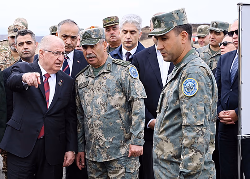 Le ministre turc de la Défense, Yaşar Güler, et le ministre azerbaïdjanais de la Défense, le colonel-général Zakir Hasanov
