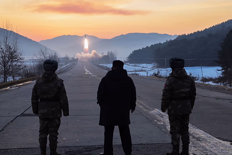 Le dirigeant nord-coréen Kim Jong-un inspecte les vols d'essai de missiles hypersoniques à Pyongyang, le 4 janvier 2026.