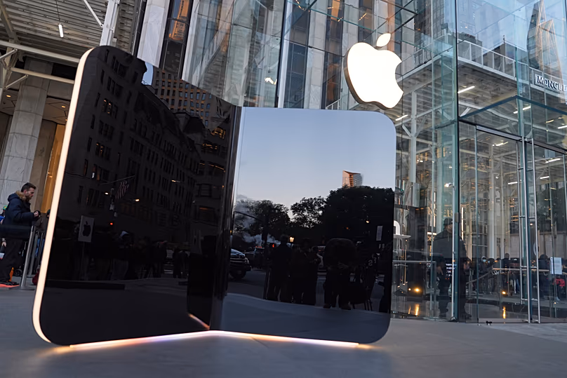 DÉPOSER. Un modèle d'iPhone Duo est exposé devant l'Apple Store sur la Cinquième Avenue le jour de son lancement à New York, le 23 octobre 2026.