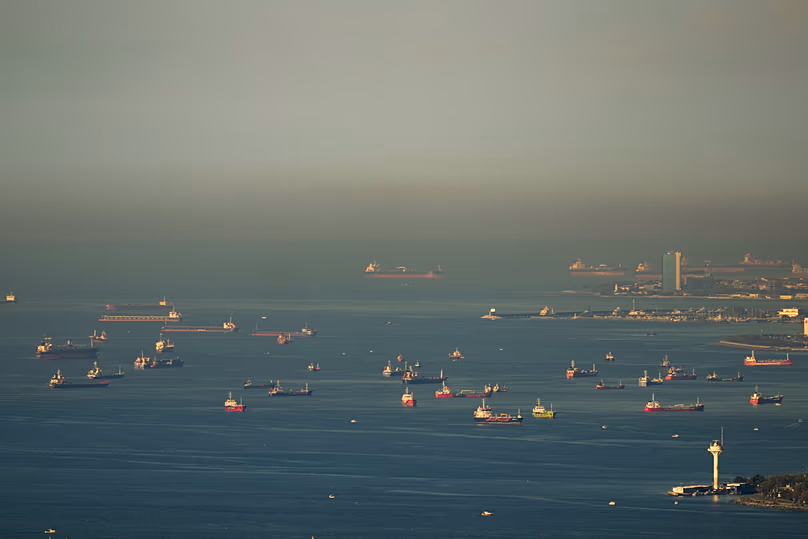 Des pétroliers et des cargos sont ancrés dans la mer de Marmara en attendant le transit du Bosphore vers la mer Noire à Istanbul, le 7 octobre 2026.