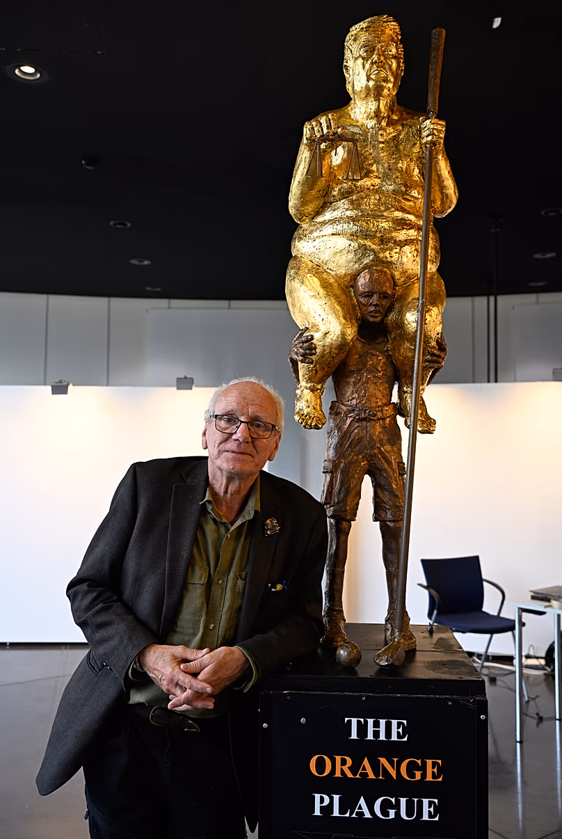 Jens Galschiøt à côté de sa statue "La Peste Orange" à Strasbourg - 7 octobre 2026