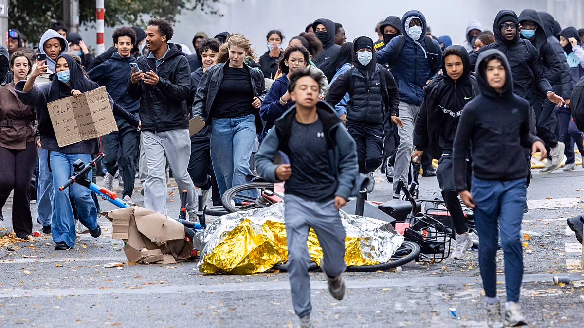La police affronte des manifestants à Bruxelles alors que des milliers de personnes manifestent contre les réductions des dépenses