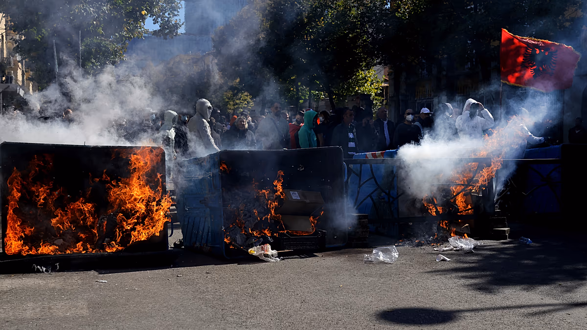 La police albanaise tire des balles en caoutchouc et arrête des centaines de personnes alors que les manifestations antigouvernementales entrent dans leur cinquième jour