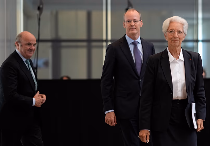 DÉPOSER. La présidente de la BCE Christine Lagarde, l'ancien président de la DNB Klaas Knot et l'ancien vice-président de la BCE Luis de Guindos lors d'une conférence de presse à Amsterdam, le 9 juin 2022.