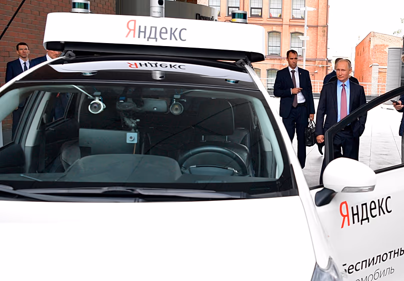 Poutine inspecte un prototype fonctionnel d'un véhicule autonome lors d'une visite au siège du plus grand moteur de recherche de Russie