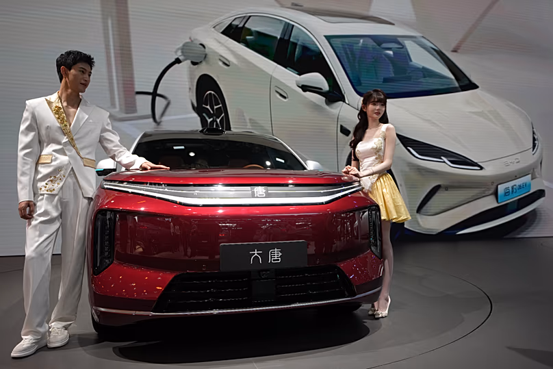 un modèle récent de voiture électrique du constructeur chinois BYD, présenté au salon automobile Auto China 2026 à Pékin le 25 avril 2026. (AP Photo/Andy Wong, dossier)