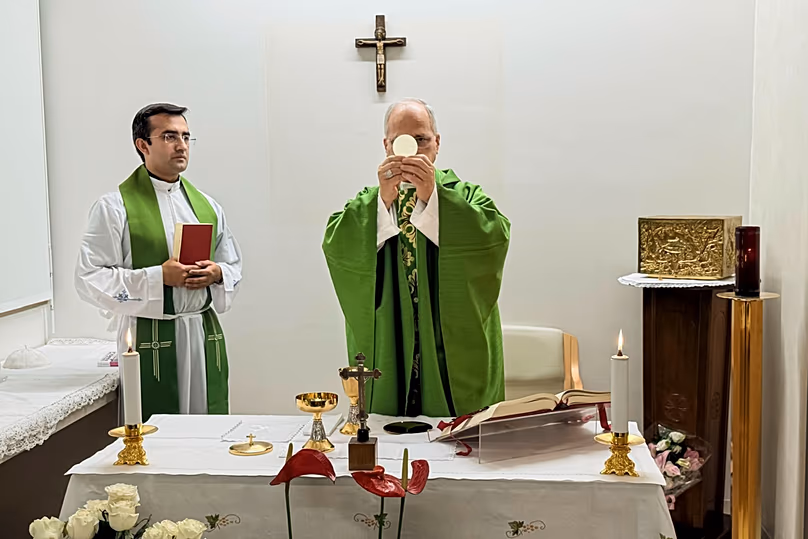   Le pape Léon XIV célèbre la messe à l'hôpital Gemelli de Rome aux côtés de son secrétaire alors qu'il se remet d'une opération pour un cancer du poumon, le 16 octobre 2026.