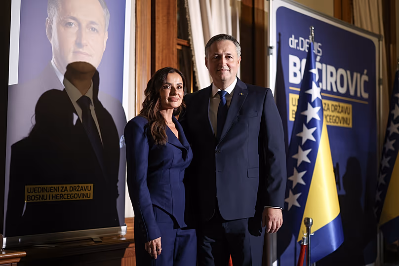 Denis Becirovic (SDP) pose pour une photo avec sa femme après s'être déclaré vainqueur du siège bosniaque de la présidence tripartite bosniaque à Sarajevo, dimanche 4 octobre 2026
