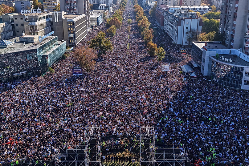 Les gens remplissent les rues près de la gare avant d'observer 16 minutes de silence pour les victimes de la catastrophe de Novi Sad, le 1er novembre 2025.