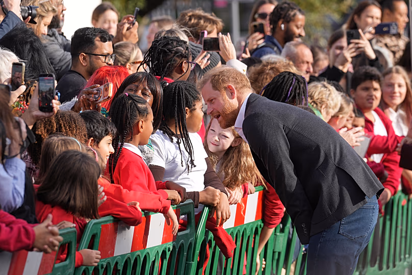 Le prince Harry de Grande-Bretagne rencontre des membres du public alors qu'il arrive pour une visite au Community Recording Studio à Nottingham, le 15 octobre 2026.