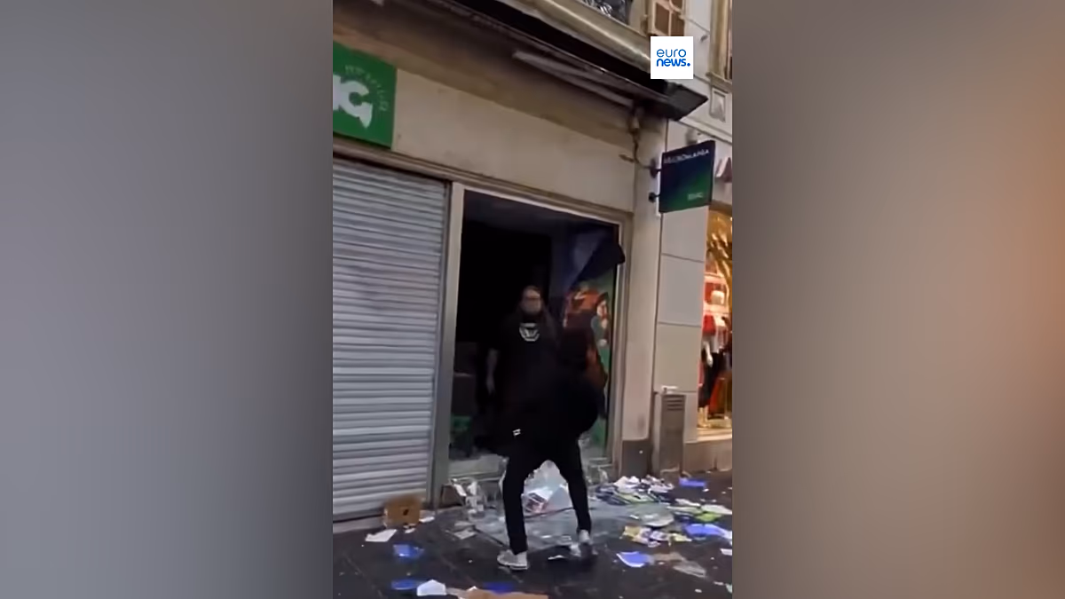 Les commerçants défendent leurs moyens de subsistance contre les pilleurs masqués pendant les émeutes françaises