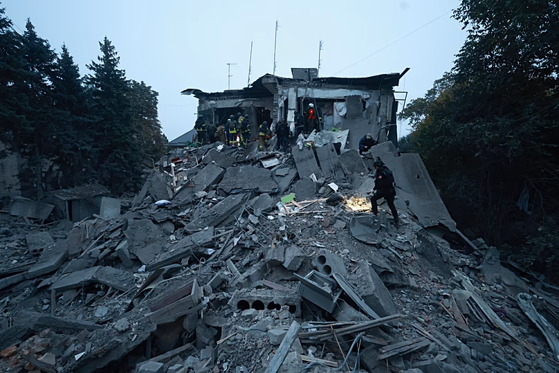 Des secouristes déblayent les décombres d'un immeuble résidentiel détruit par une frappe aérienne russe à Zaporizhzhia, en Ukraine, le samedi 10 octobre 2026.