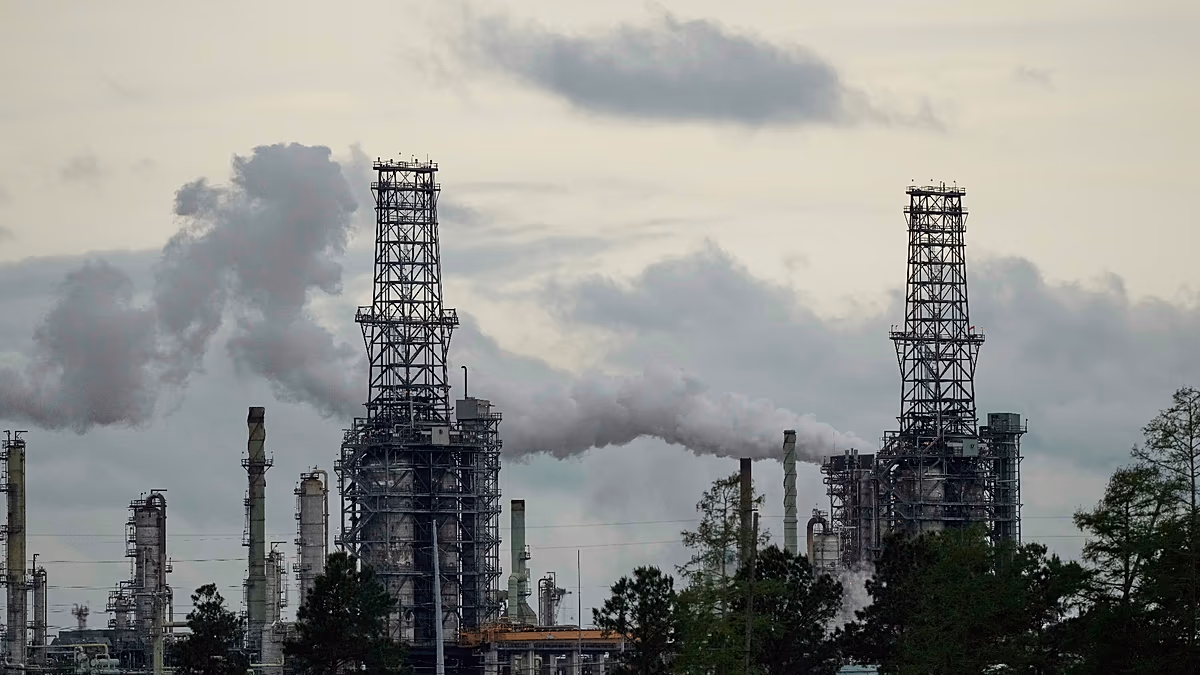 Les prix du pétrole chutent alors que les stocks augmentent après que Trump vante le « cessez-le-feu énergétique »