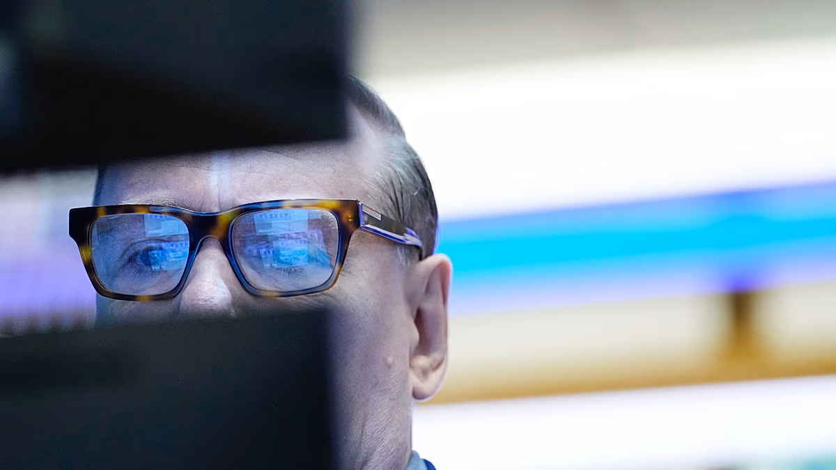 L'euro atteint son plus bas niveau depuis 17 mois alors que les craintes liées à la dette française s'accentuent et que l'Espagne se dirige vers des élections anticipées