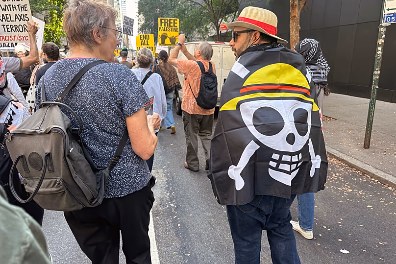 Un manifestant devant le siège de l'ONU porte un drapeau One Piece pendant que Benjamin Netanyahu s'exprime à l'intérieur -26 septembre 2025