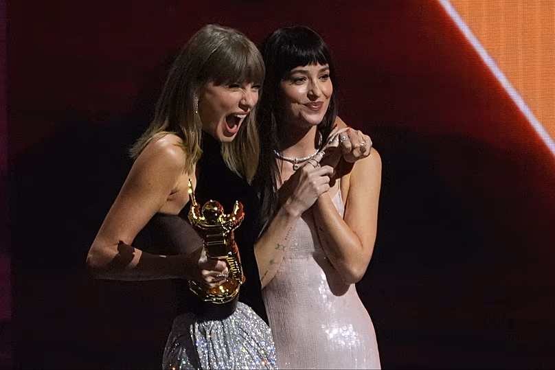 Taylor Swift et l'acteur Dakota Johnson remportent le prix MTV VMA Artist Director Honor aux MTV Video Music Awards, le 27 septembre 2026.